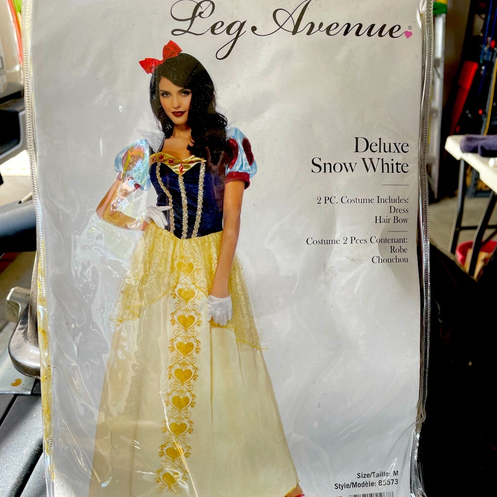 New woman’s Halloween costume Size Medium Snow white